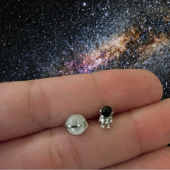 Dainty Unisex Astronaut & Planet Stud Earrings Best Friend Gift 🪐 - Picture 5 of 10